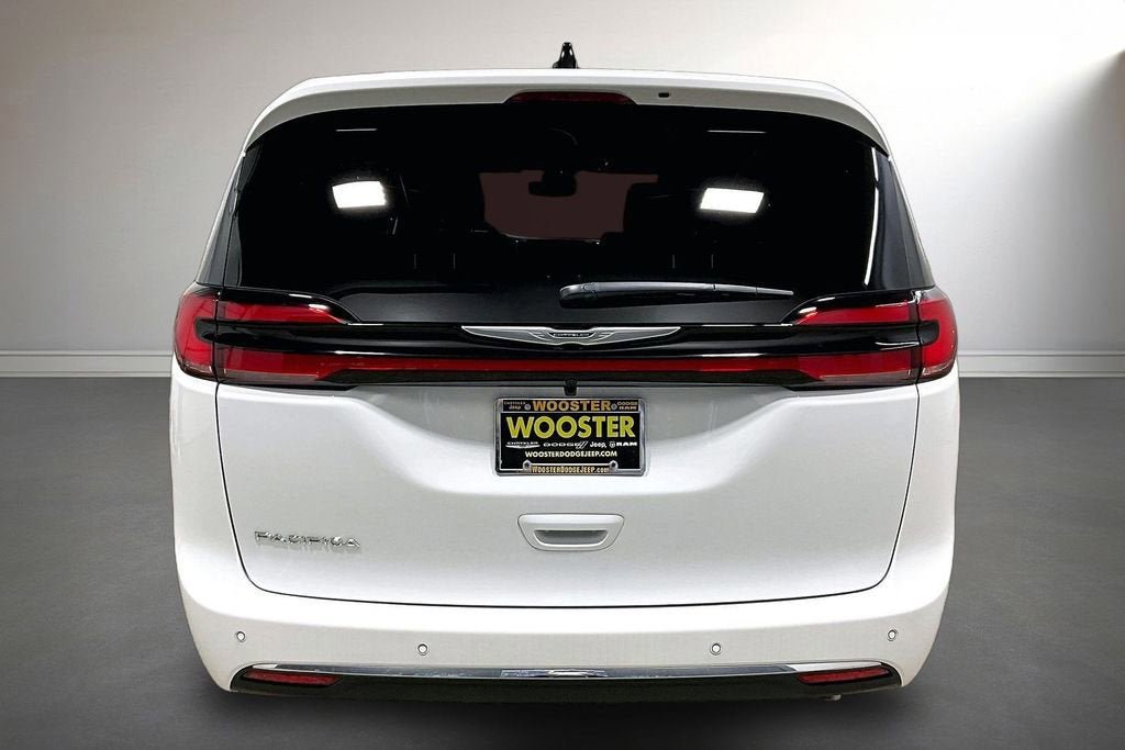 New 2026 Chrysler Pacifica Select FWD image 4