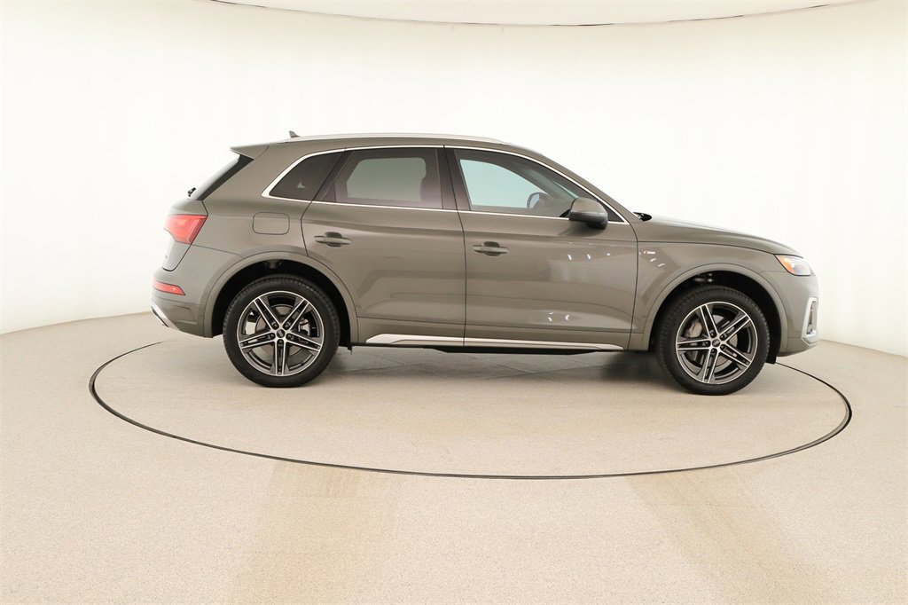 Used 2024 Audi Q5 e Premium w/ Convenience Package image 8