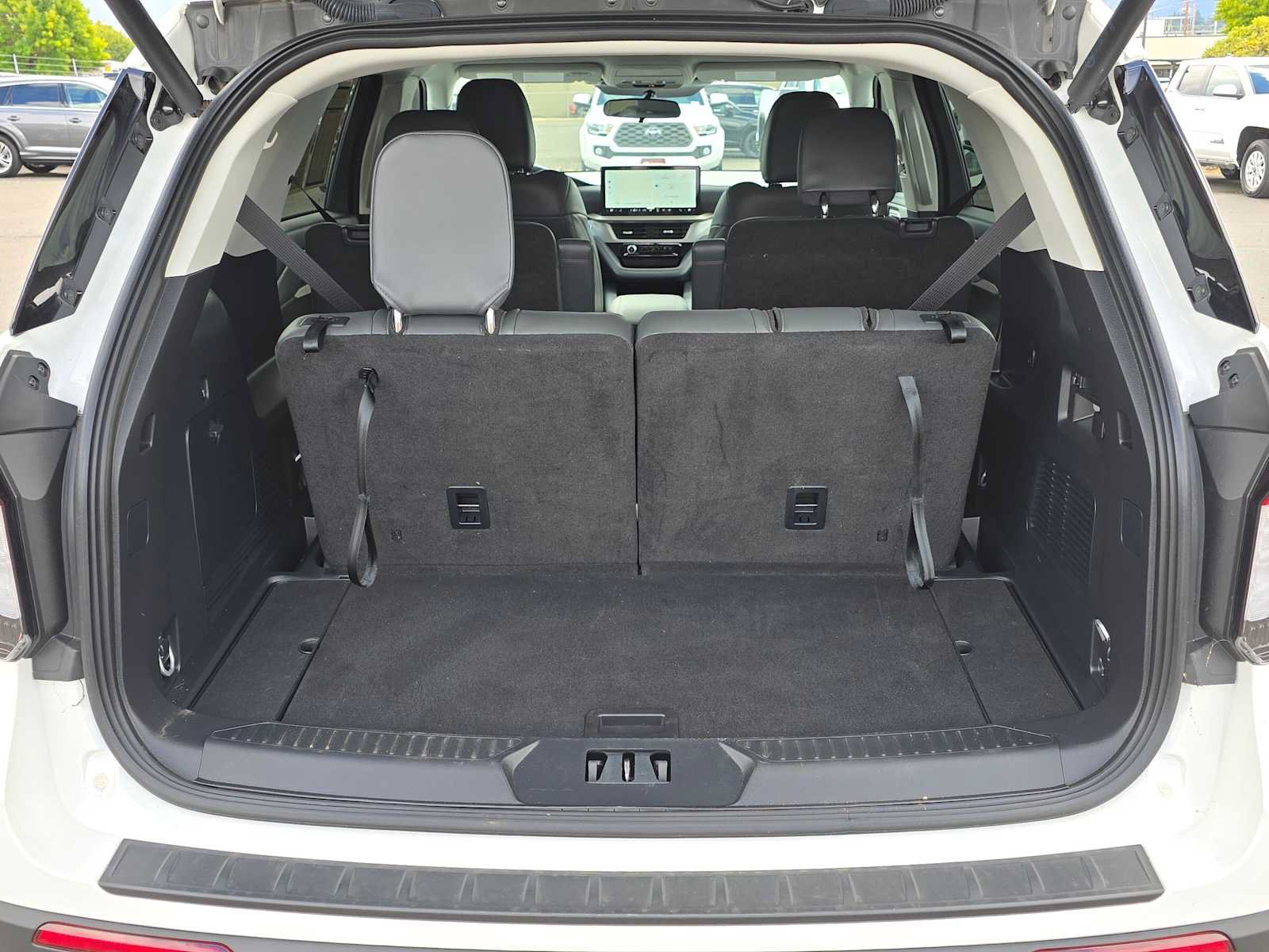 Used 2025 Ford Explorer Active w/ Active Comfort Package RWD image 14
