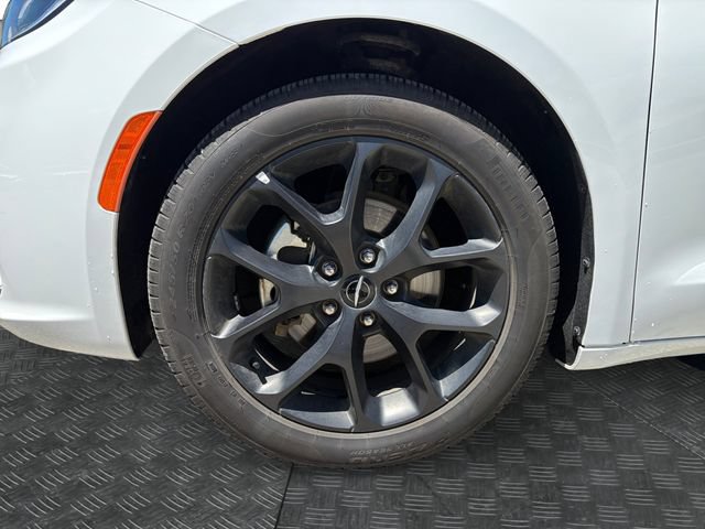 Used 2025 Chrysler Pacifica Limited FWD image 13