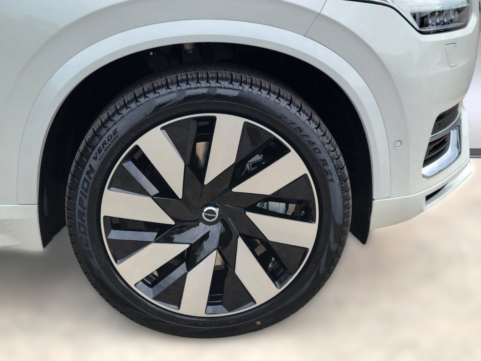 New 2024 Volvo XC90 T8 Plus w/ Protection Package Premier image 11