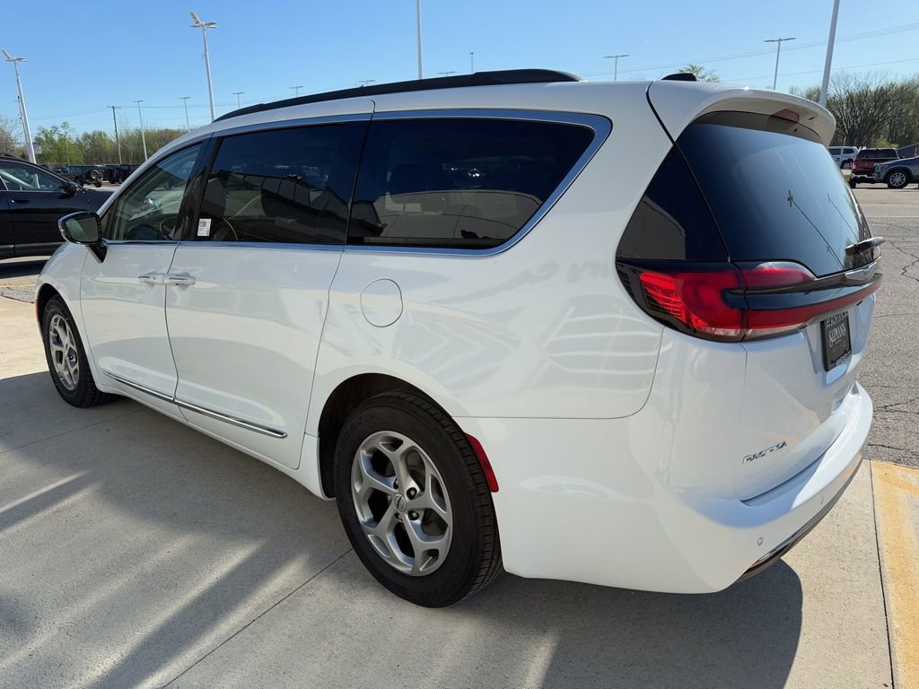 Used 2023 Chrysler Pacifica Limited FWD image 7