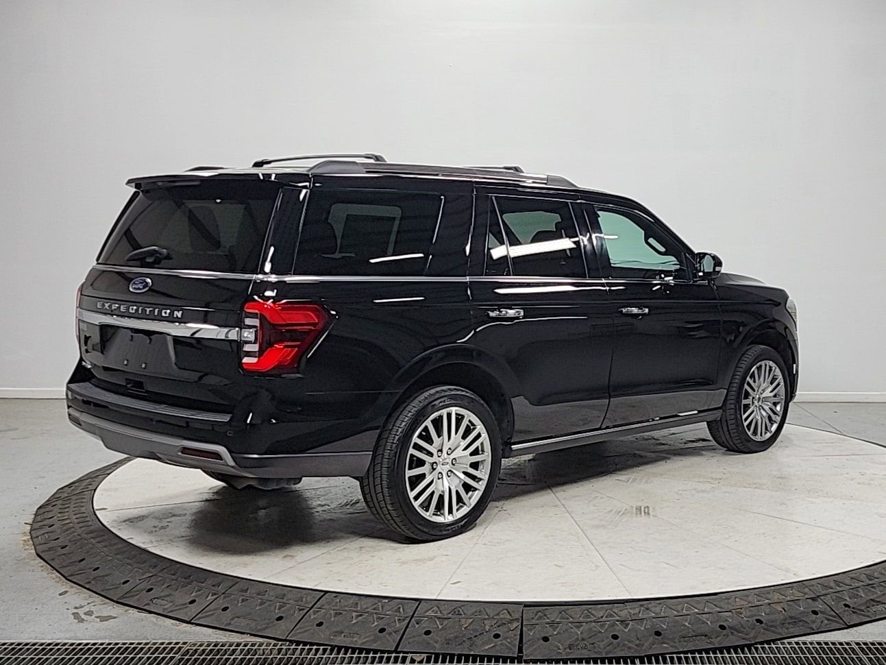 Used 2024 Ford Expedition Limited AWD/4WD image 7