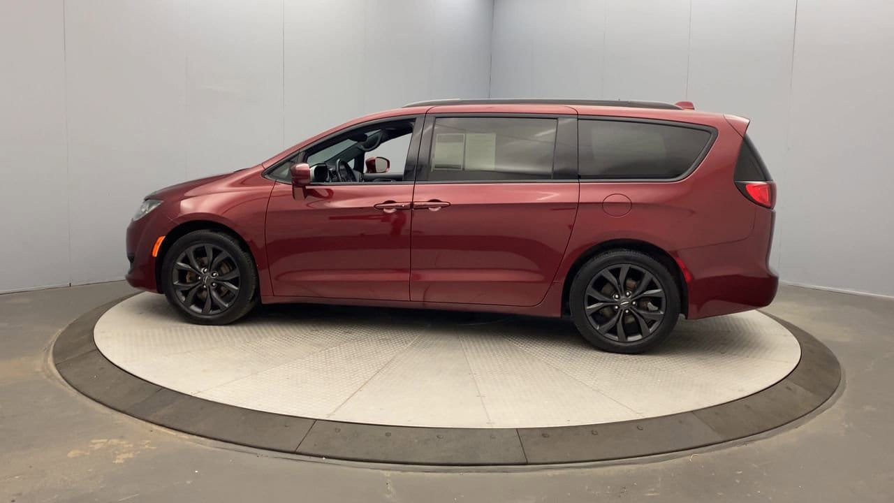 Used 2020 Chrysler Pacifica Touring-L w/ S Appearance Package FWD image 2