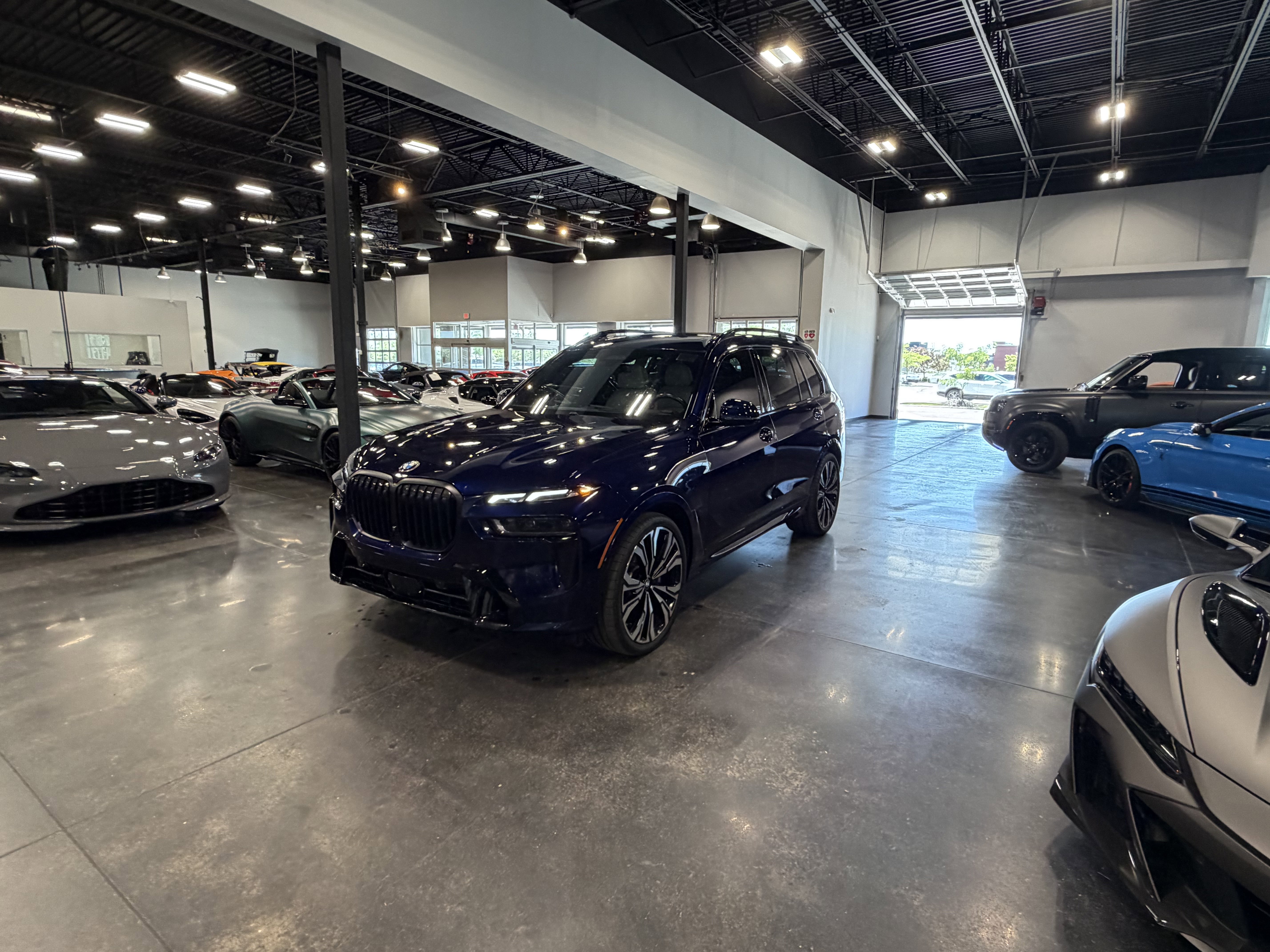 Used 2024 BMW X7 xDrive40i w/ M Sport Package AWD/4WD image 4