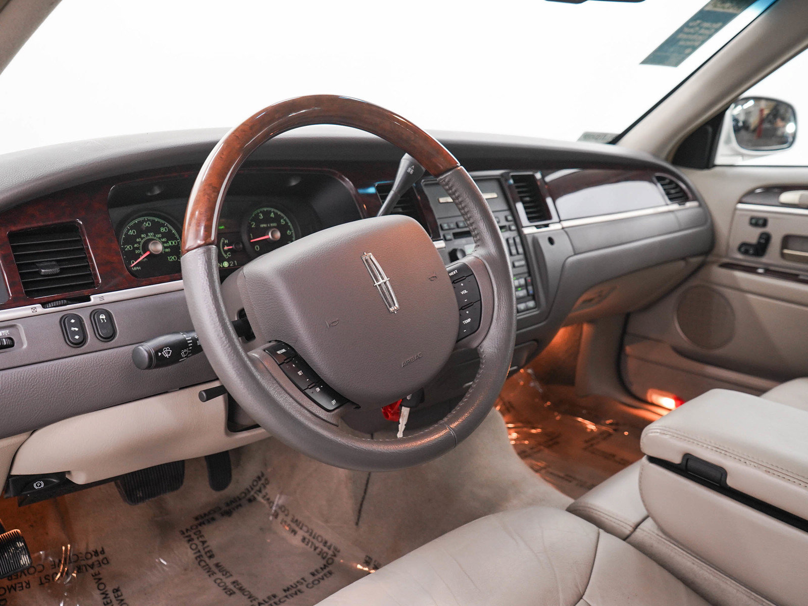 Used 2006 Lincoln Town Car Signature Limited RWD image 20