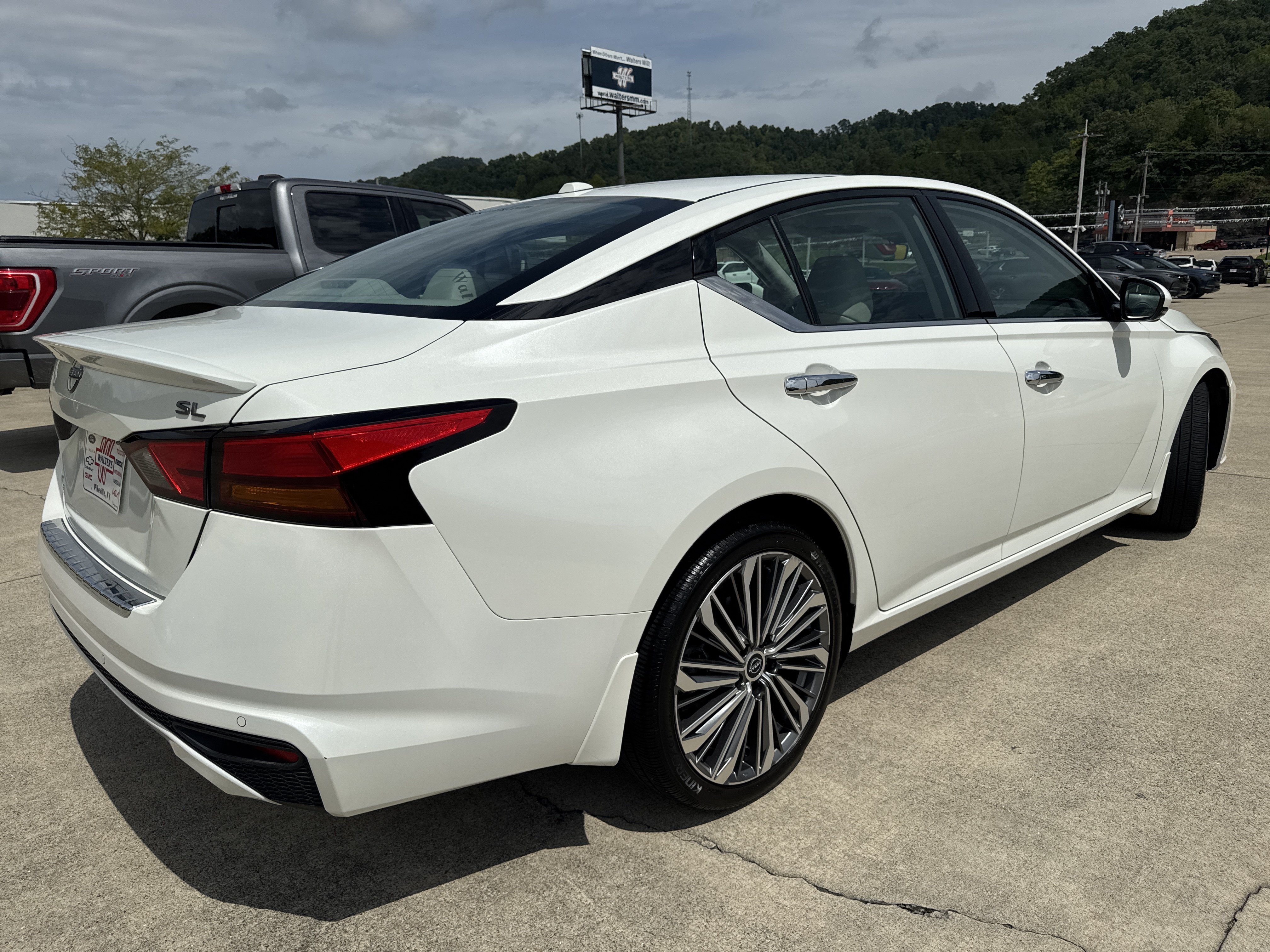 Used 2023 Nissan Altima 2.5 SL FWD image 7