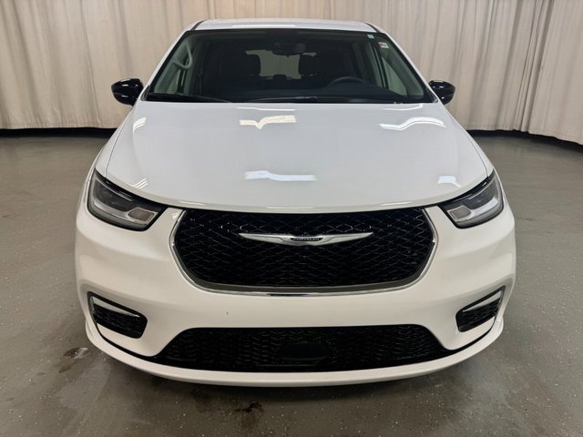 Used 2024 Chrysler Pacifica Touring-L image 10