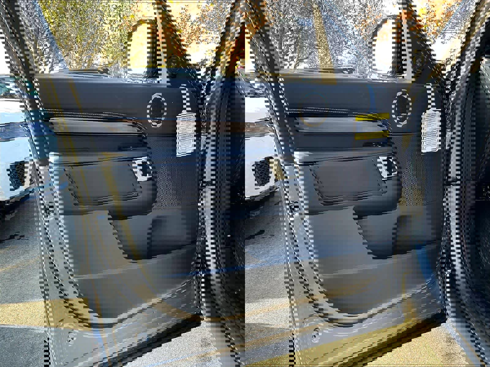 New 2025 Land Rover Discovery Metropolitan Edition image 24