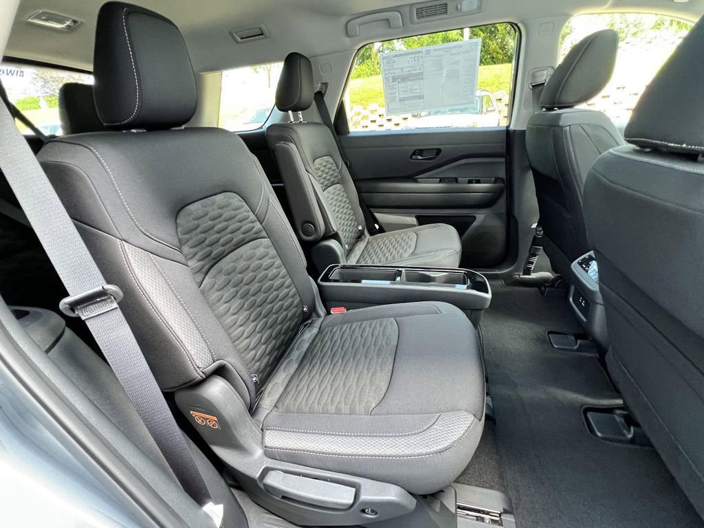 New 2025 Nissan Pathfinder SV w/ SV Premium Package image 31