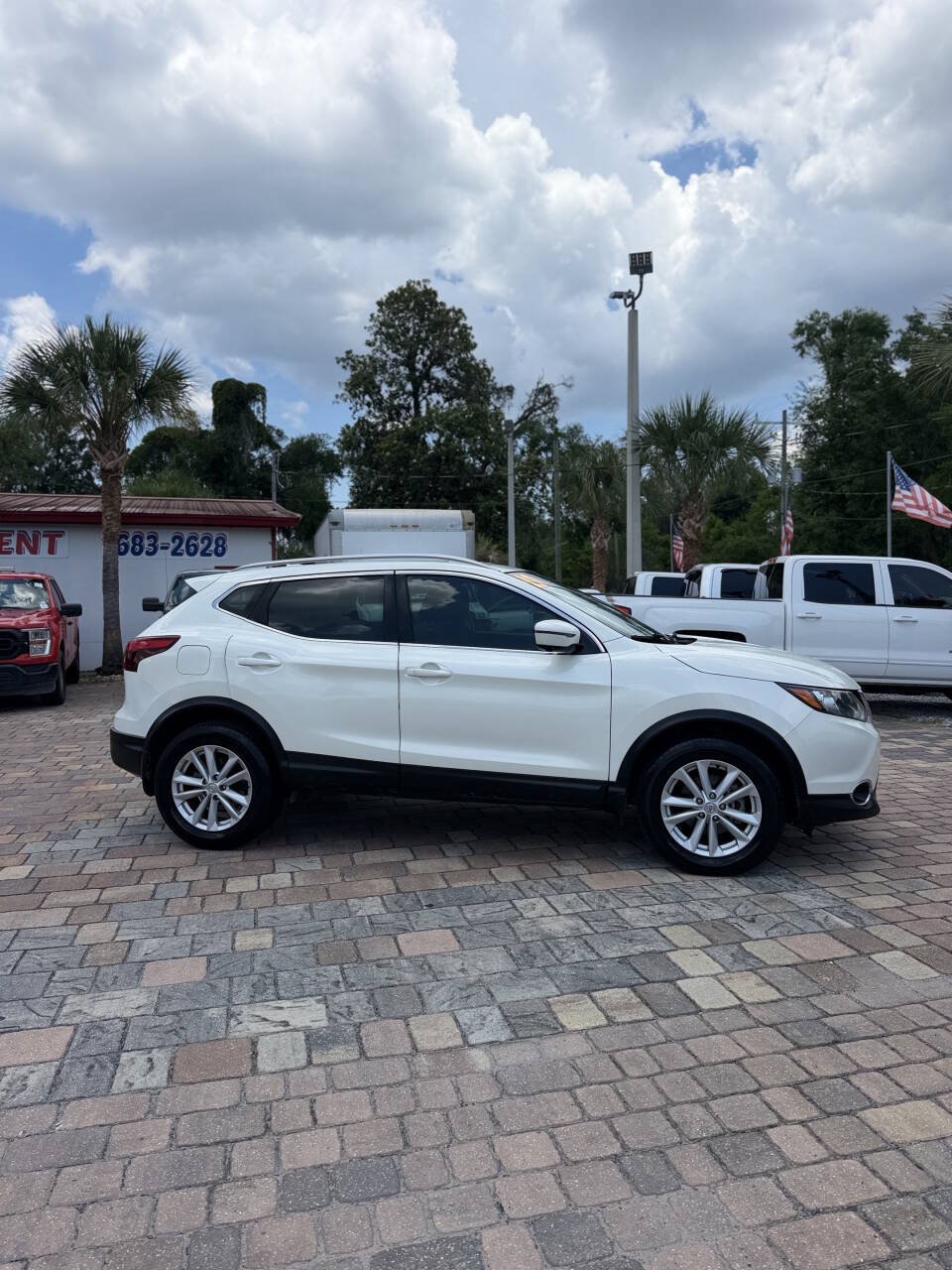 Used 2017 Nissan Rogue Sport SV w/ SV Premium Package FWD image 3