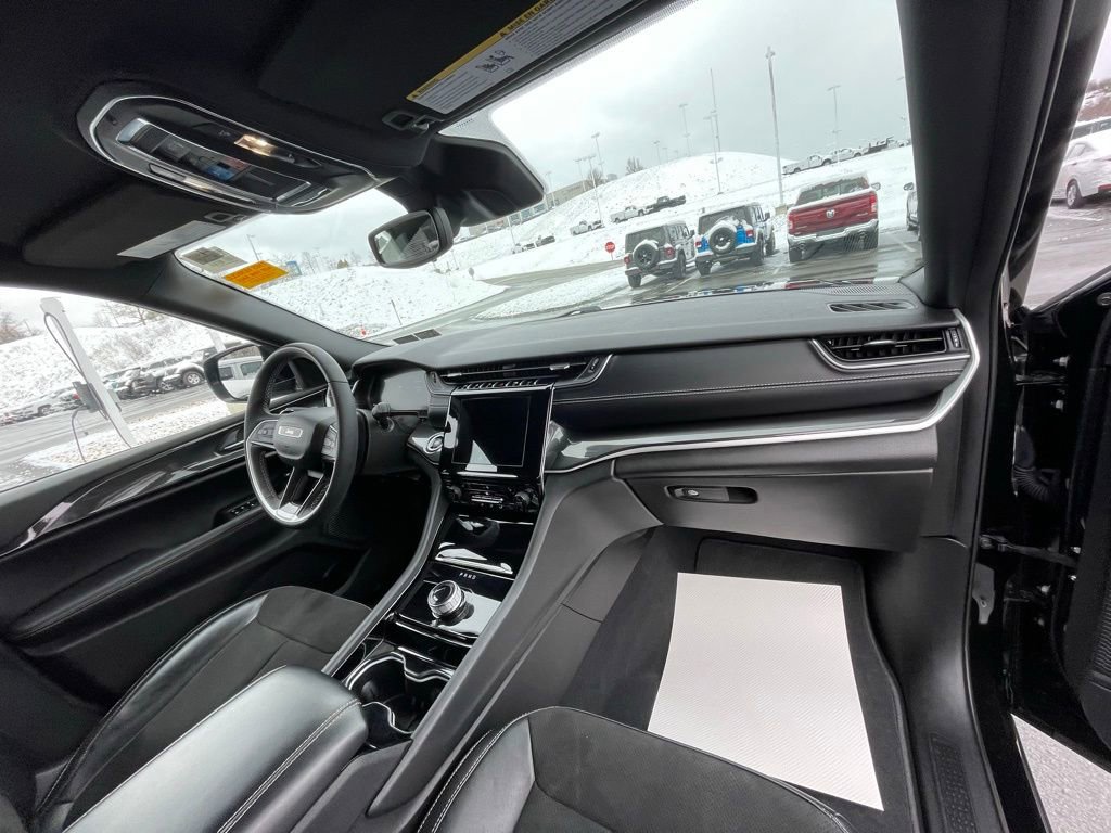 Used 2023 Jeep Grand Cherokee L Laredo image 12