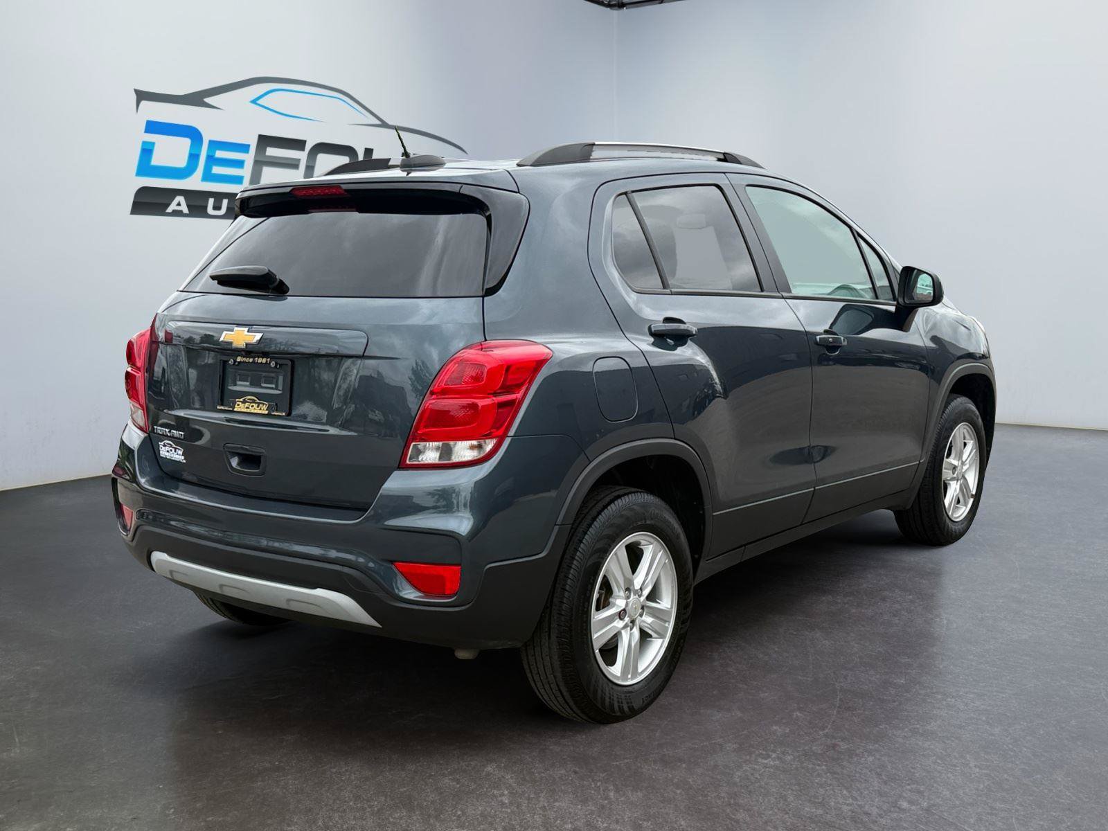 Used 2022 Chevrolet Trax LT w/ LT Convenience Package AWD/4WD image 3