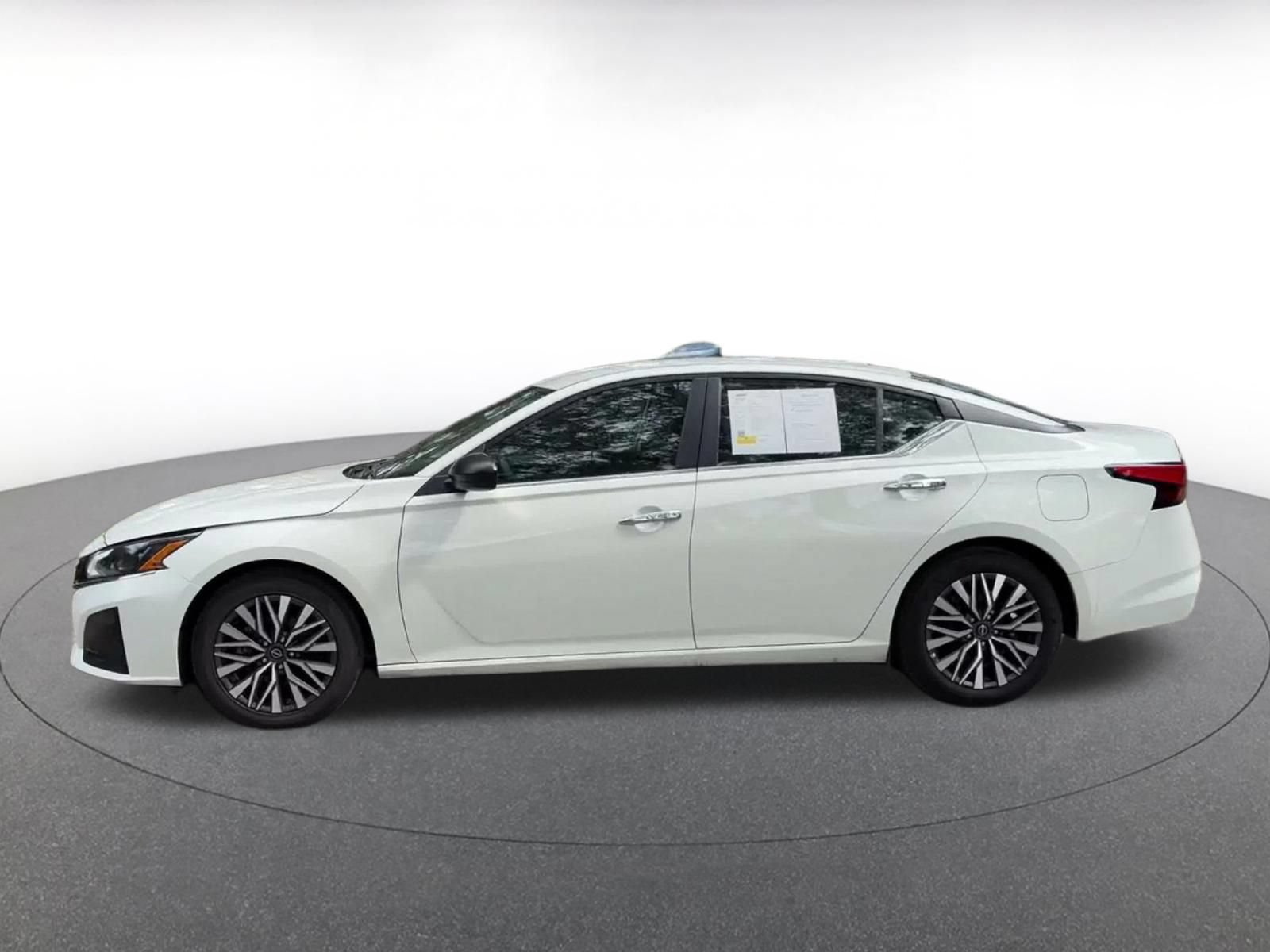 Used 2025 Nissan Altima 2.5 SV FWD image 7