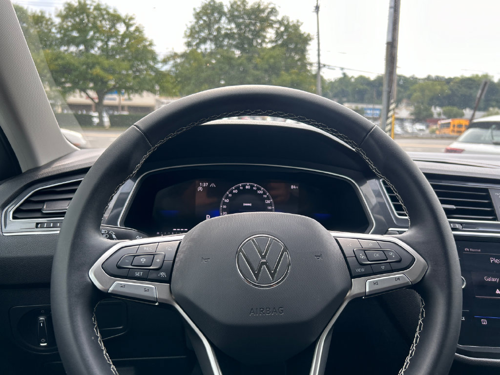 Used 2024 Volkswagen Tiguan SE AWD/4WD image 12