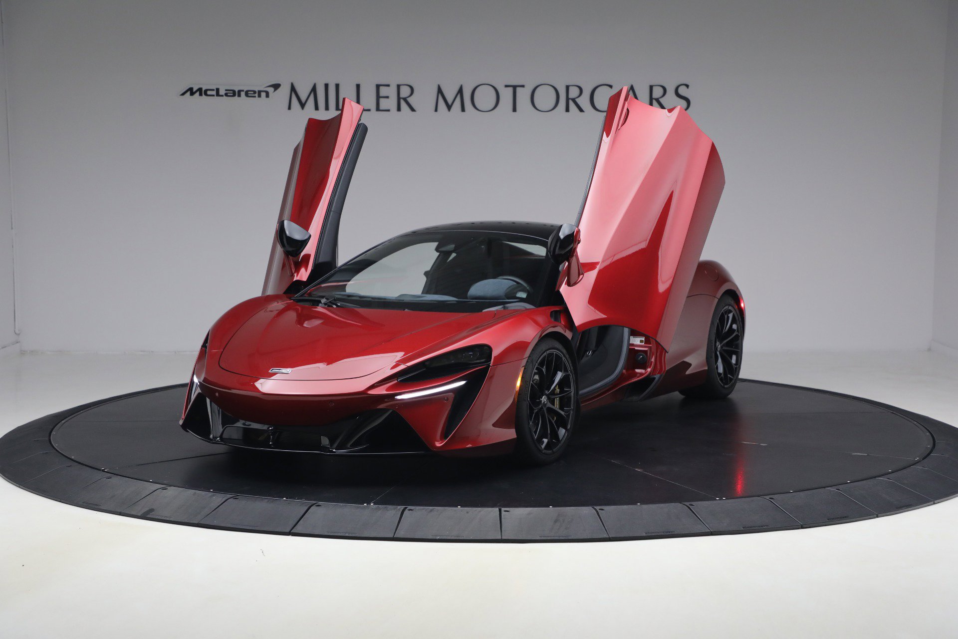Used 2023 McLaren Artura RWD image 14