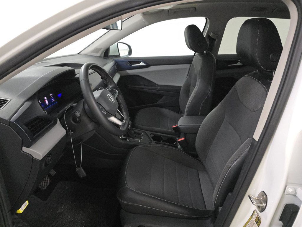Used 2022 Volkswagen Taos SE w/ Panoramic Sunroof Package FWD image 3