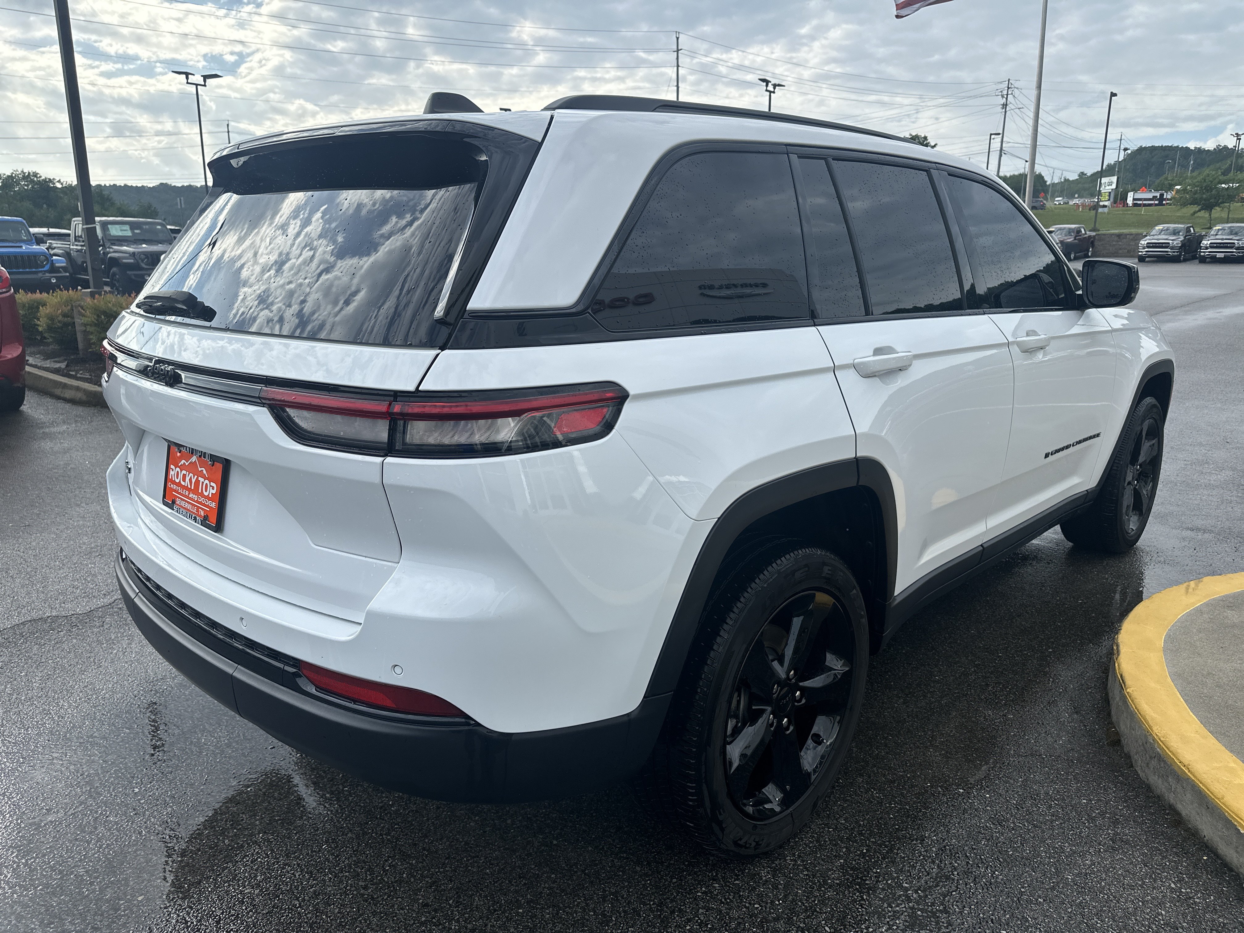 Used 2024 Jeep Grand Cherokee Altitude AWD/4WD image 7
