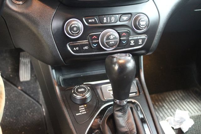 Used 2019 Jeep Cherokee Overland w/ Technology Group AWD/4WD image 18
