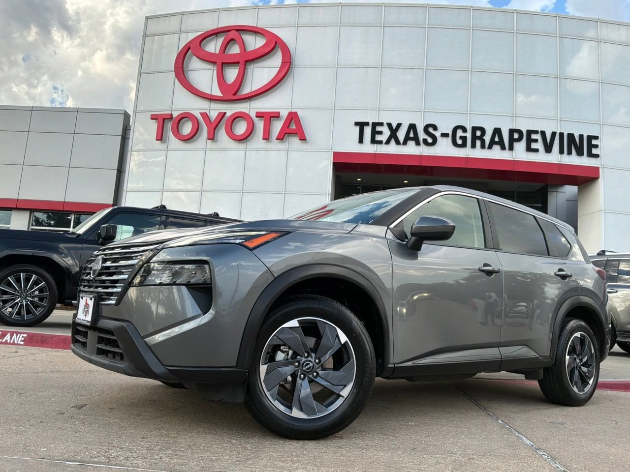 Used 2025 Nissan Rogue SV FWD image 2