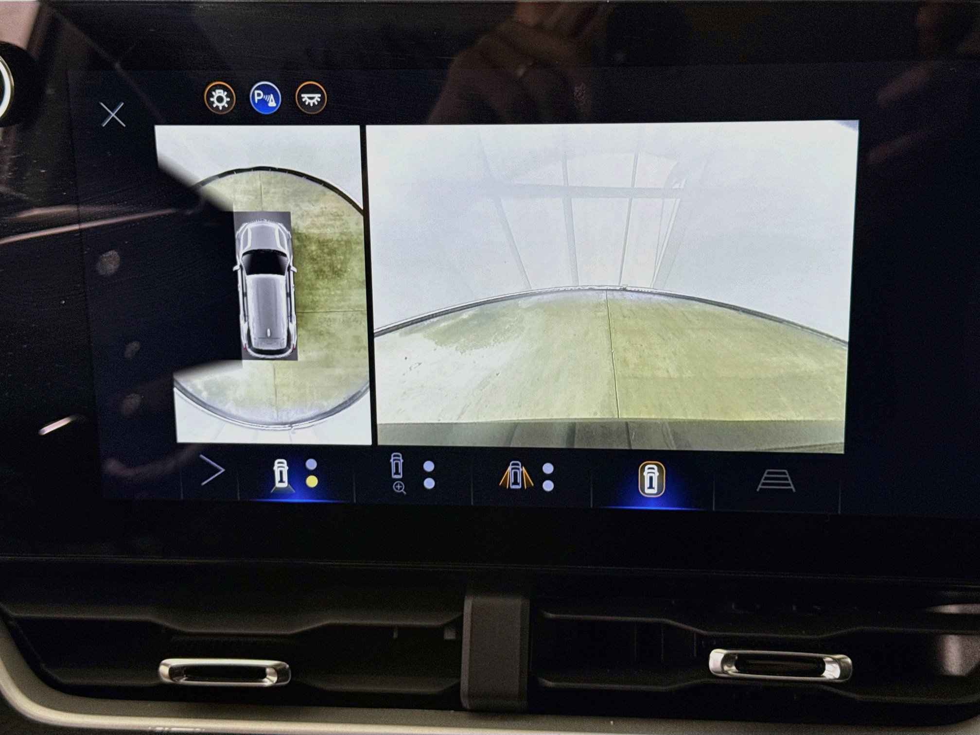 Used 2025 Chevrolet Equinox LT w/ Safety and Technology Package FWD image 16