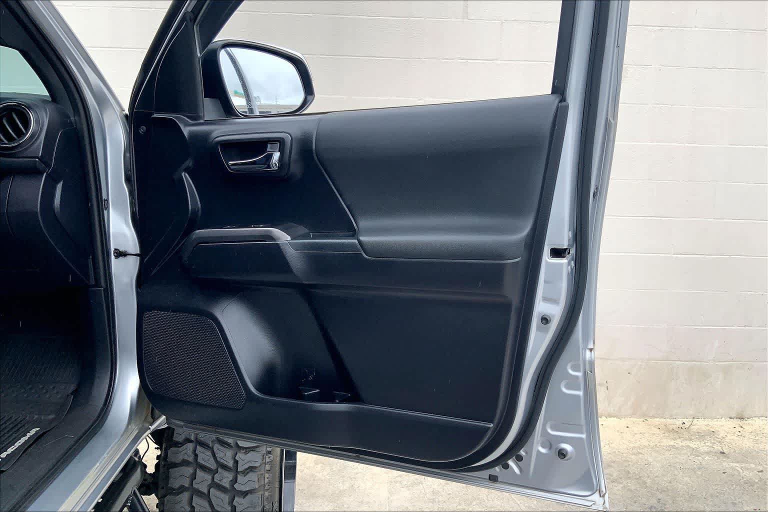 Used 2020 Toyota Tacoma 2WD Double Cab image 28