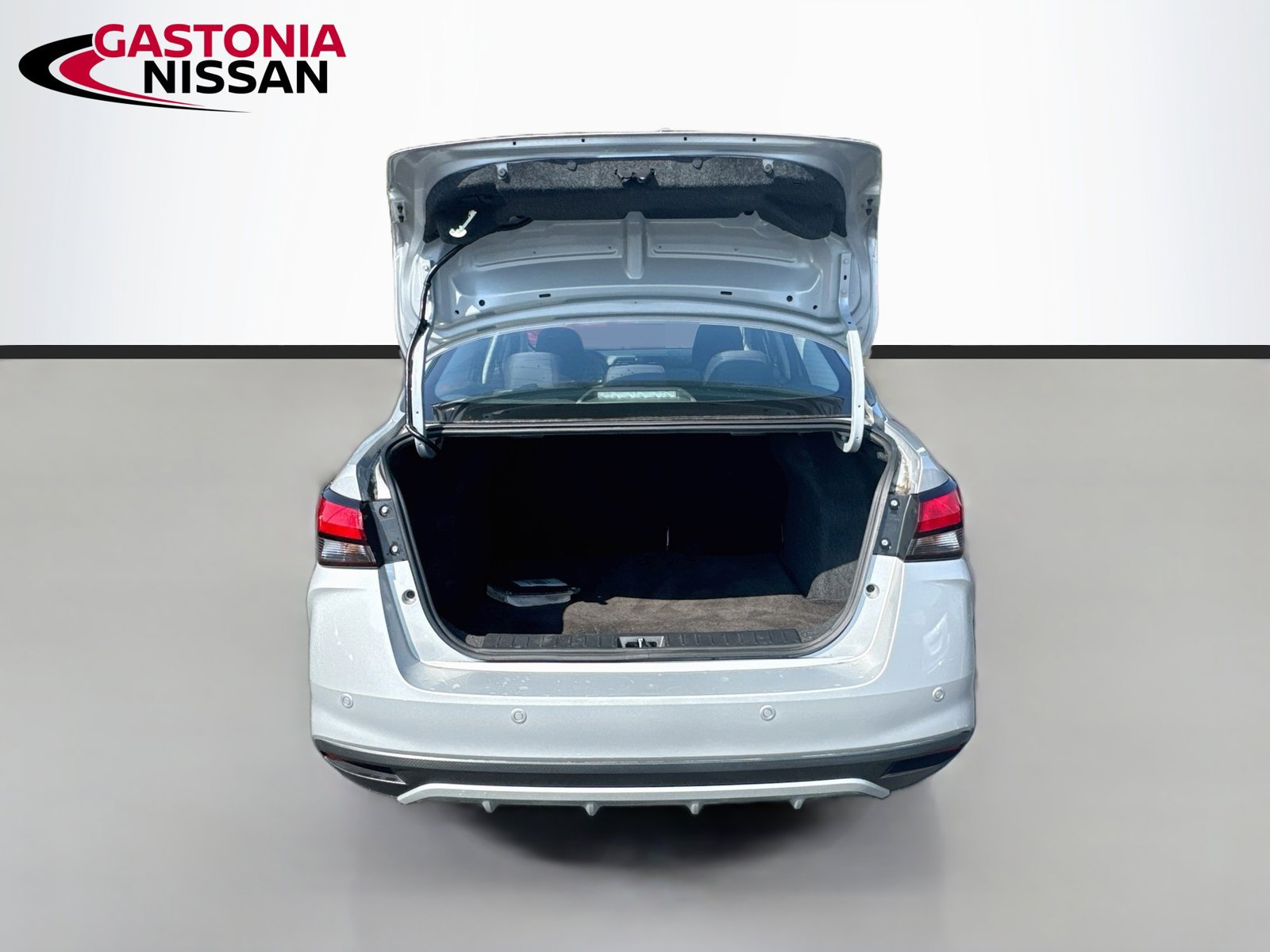 Used 2024 Nissan Versa SR FWD image 34