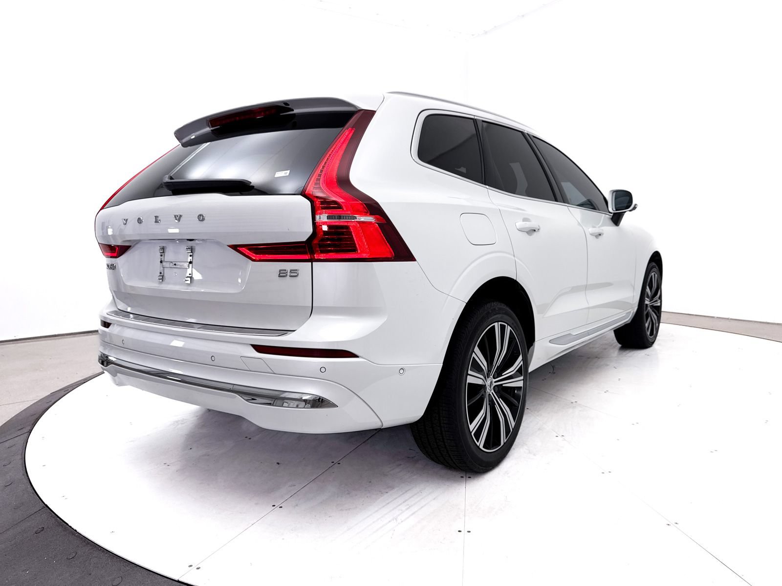 Used 2023 Volvo XC60 B5 Plus w/ Protection Package Premier FWD image 18