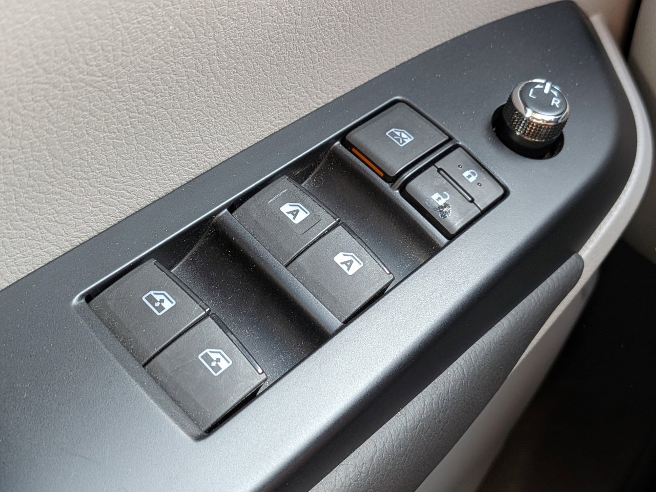 Used 2019 Toyota Highlander LE w/ Carpet Mat Package (TMS) AWD/4WD image 26