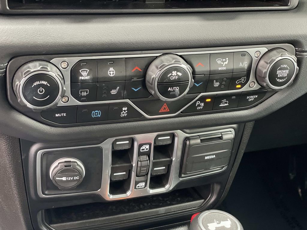 Used 2024 Jeep Wrangler Unlimited Sahara w/ Technology Group AWD/4WD image 17