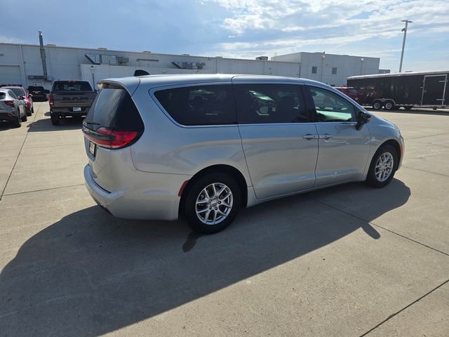 Used 2024 Chrysler Pacifica Touring-L image 15