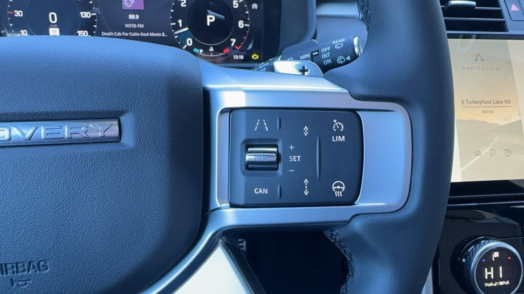 New 2024 Land Rover Discovery Dynamic SE image 12