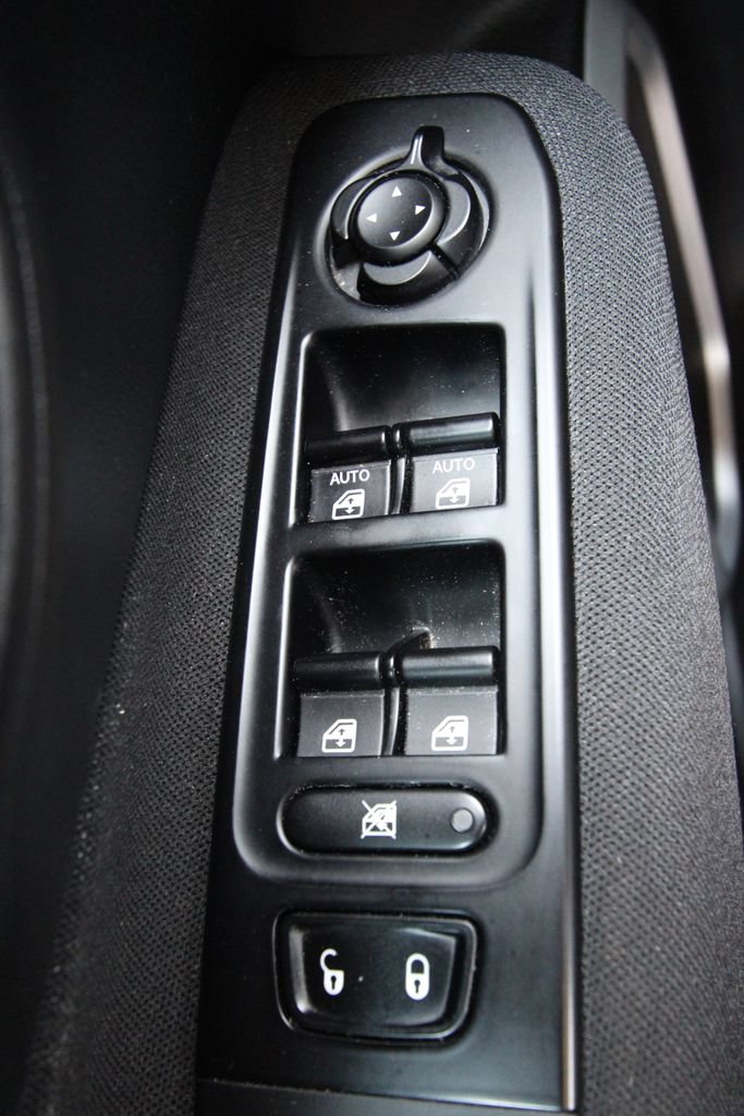Used 2021 Jeep Renegade Latitude w/ Luxury Group I AWD/4WD image 22