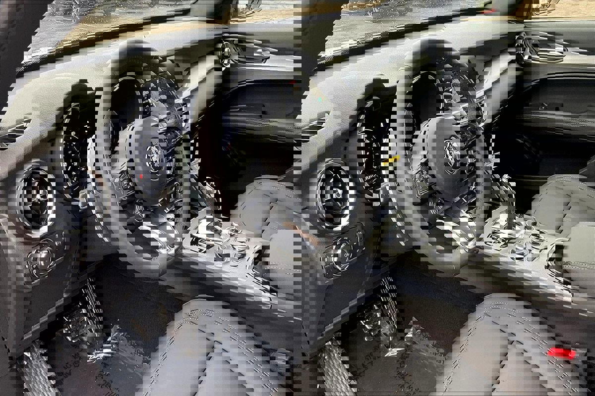 New 2025 Alfa Romeo Stelvio Sprint image 6