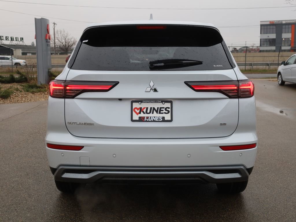 New 2025 Mitsubishi Outlander SE image 8