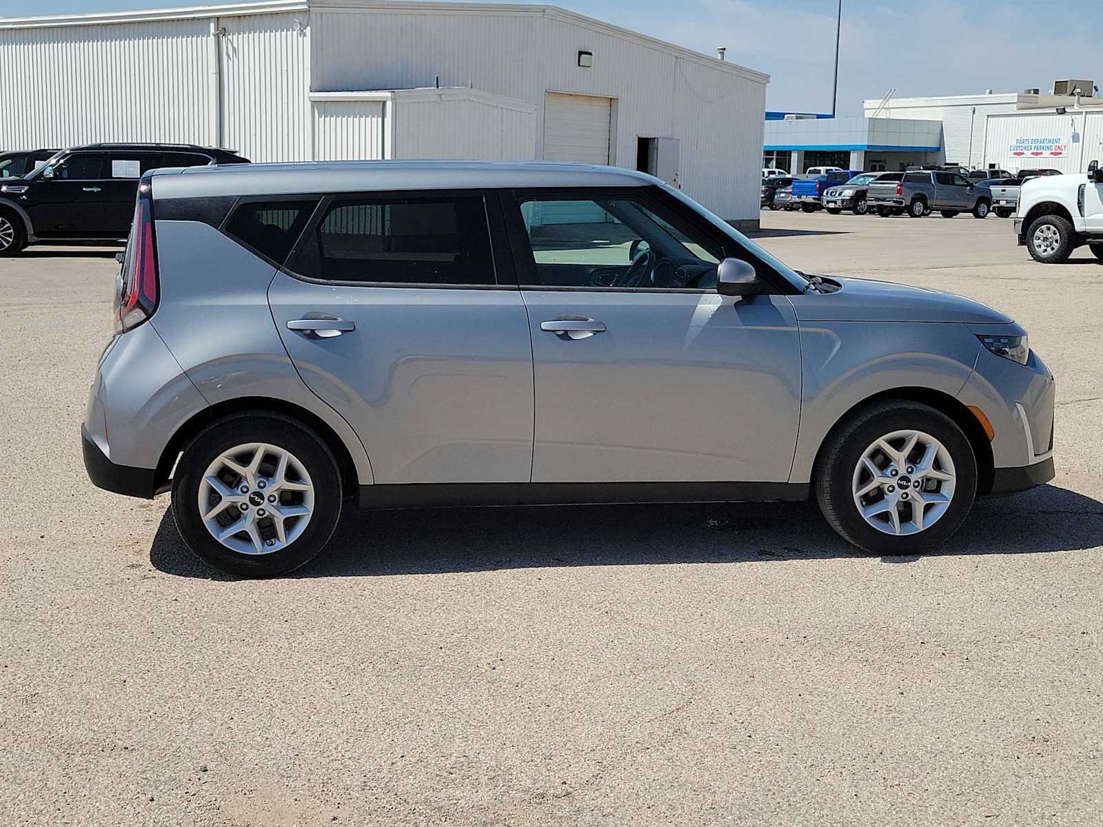 Used 2025 Kia Soul LX w/ LX Technology Package FWD image 9