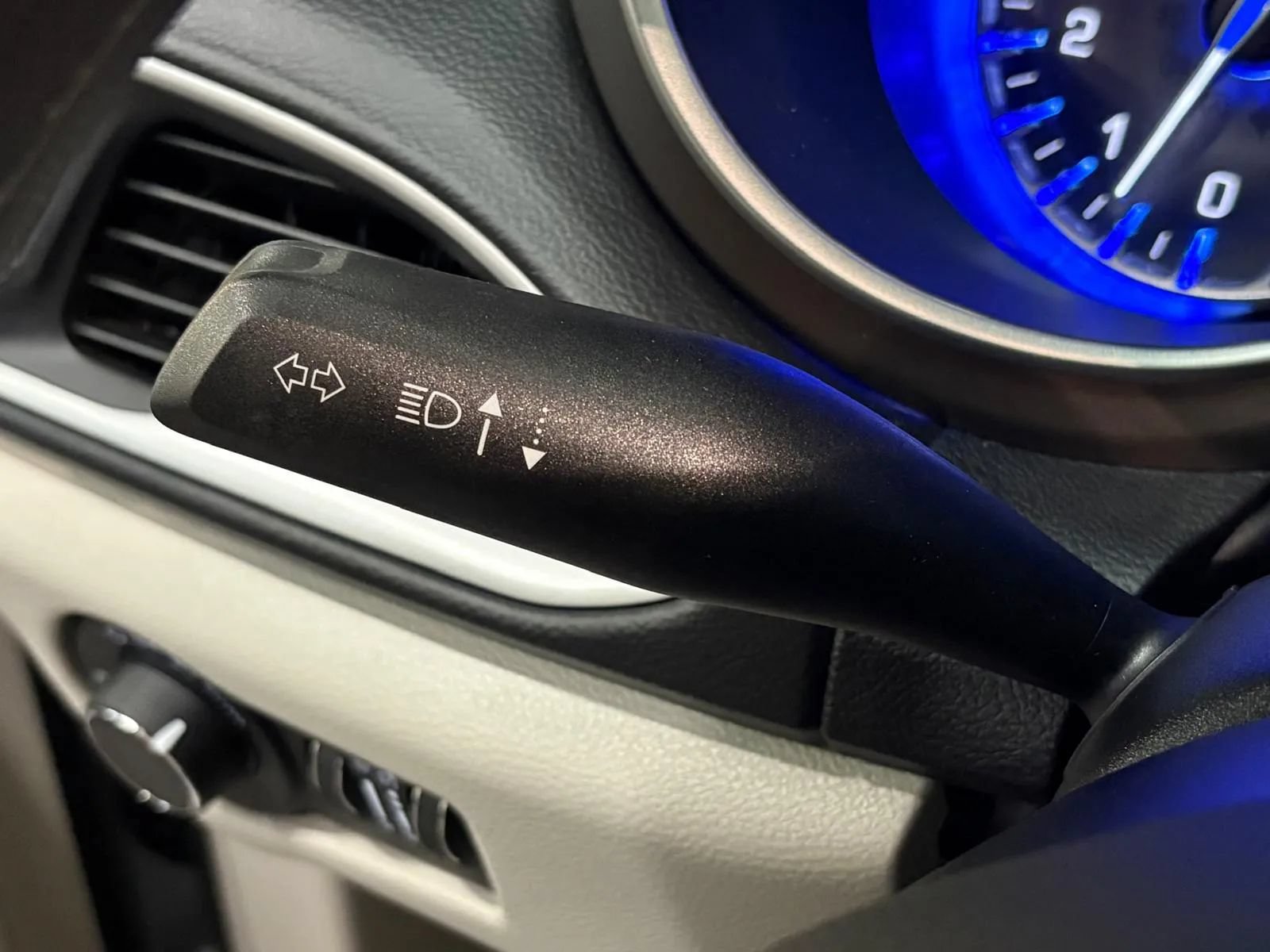 Used 2021 Chrysler Voyager Lxi FWD image 38