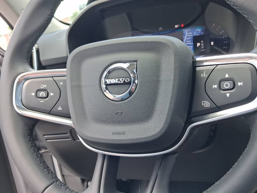 Certified 2024 Volvo XC40 B5 Plus AWD/4WD image 27