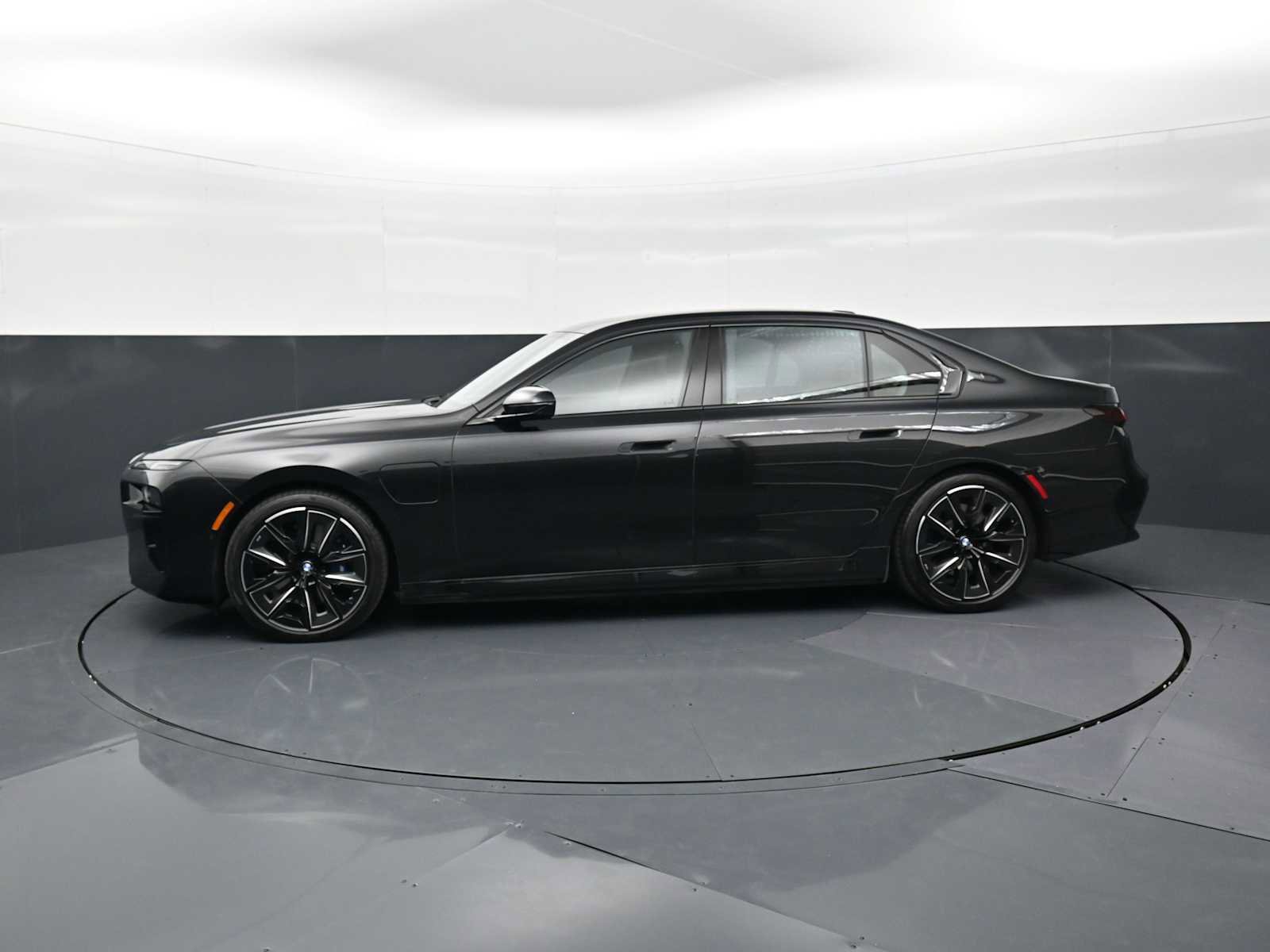 Used 2025 BMW 750e xDrive image 8