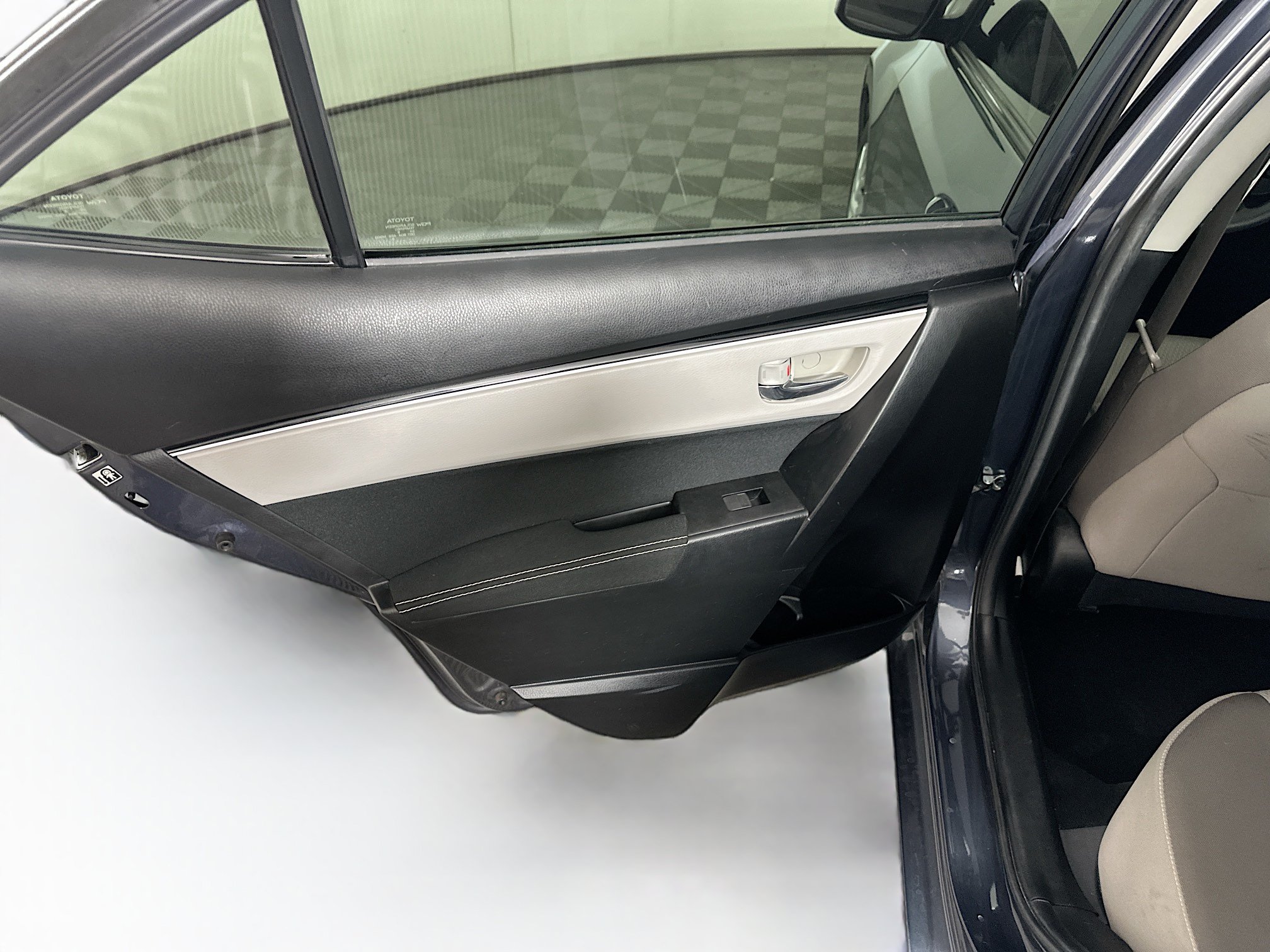Used 2019 Toyota Corolla LE w/ Carpet Mat Package (TMS) FWD image 24