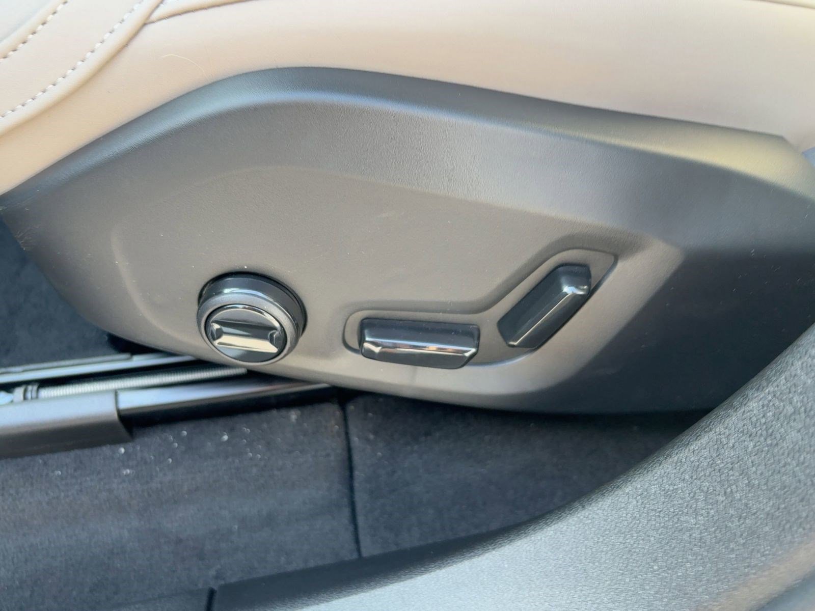 New 2026 Volvo XC60 T8 Plus w/ Protection Package Premier image 13