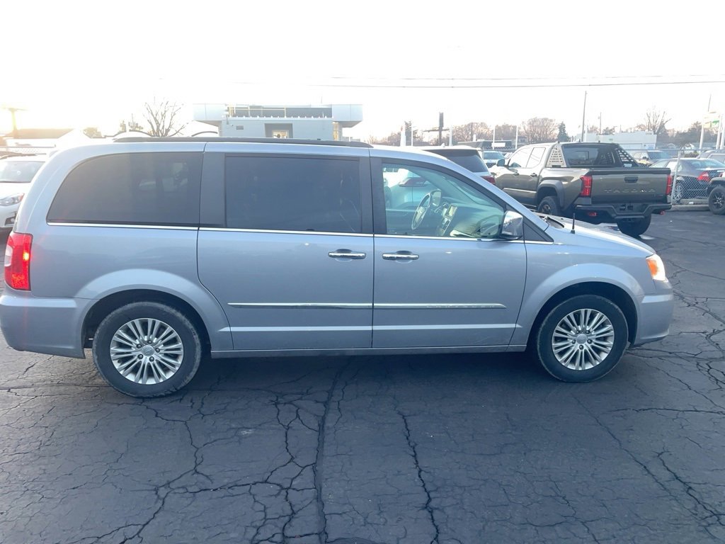 Used 2015 Chrysler Town & Country Touring-L w/ Driver Convenience Group image 4