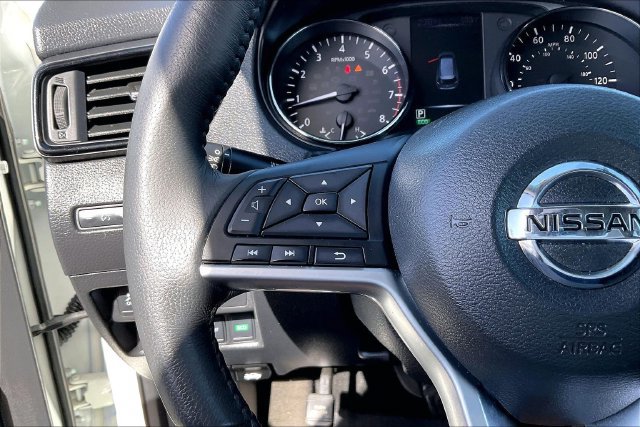 Used 2017 Nissan Rogue SV AWD/4WD image 18