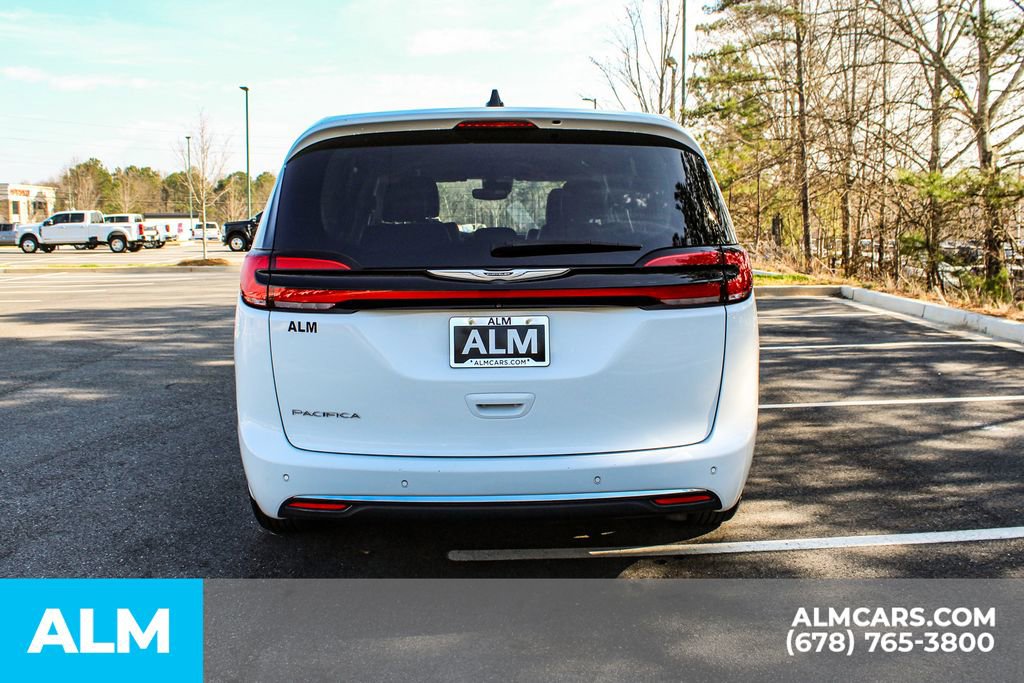 Used 2024 Chrysler Pacifica Touring-L image 11