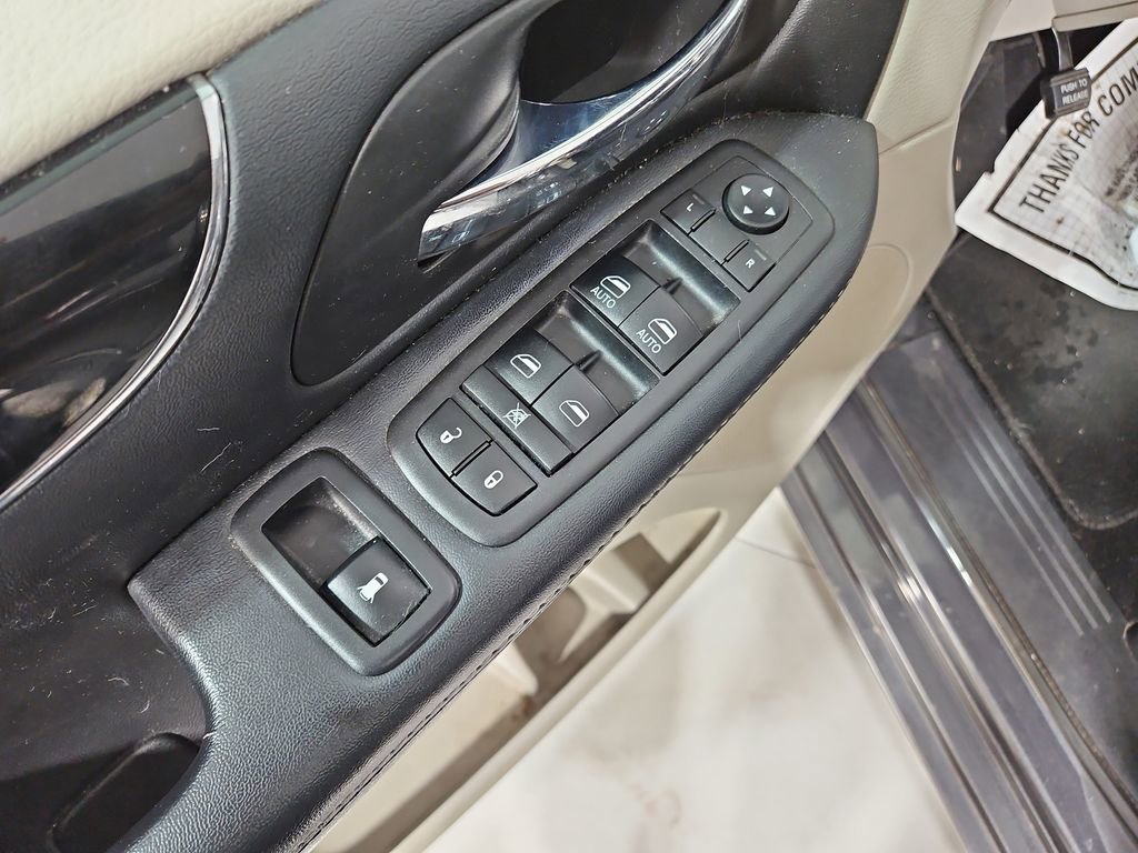 Used 2018 Dodge Grand Caravan SXT image 12