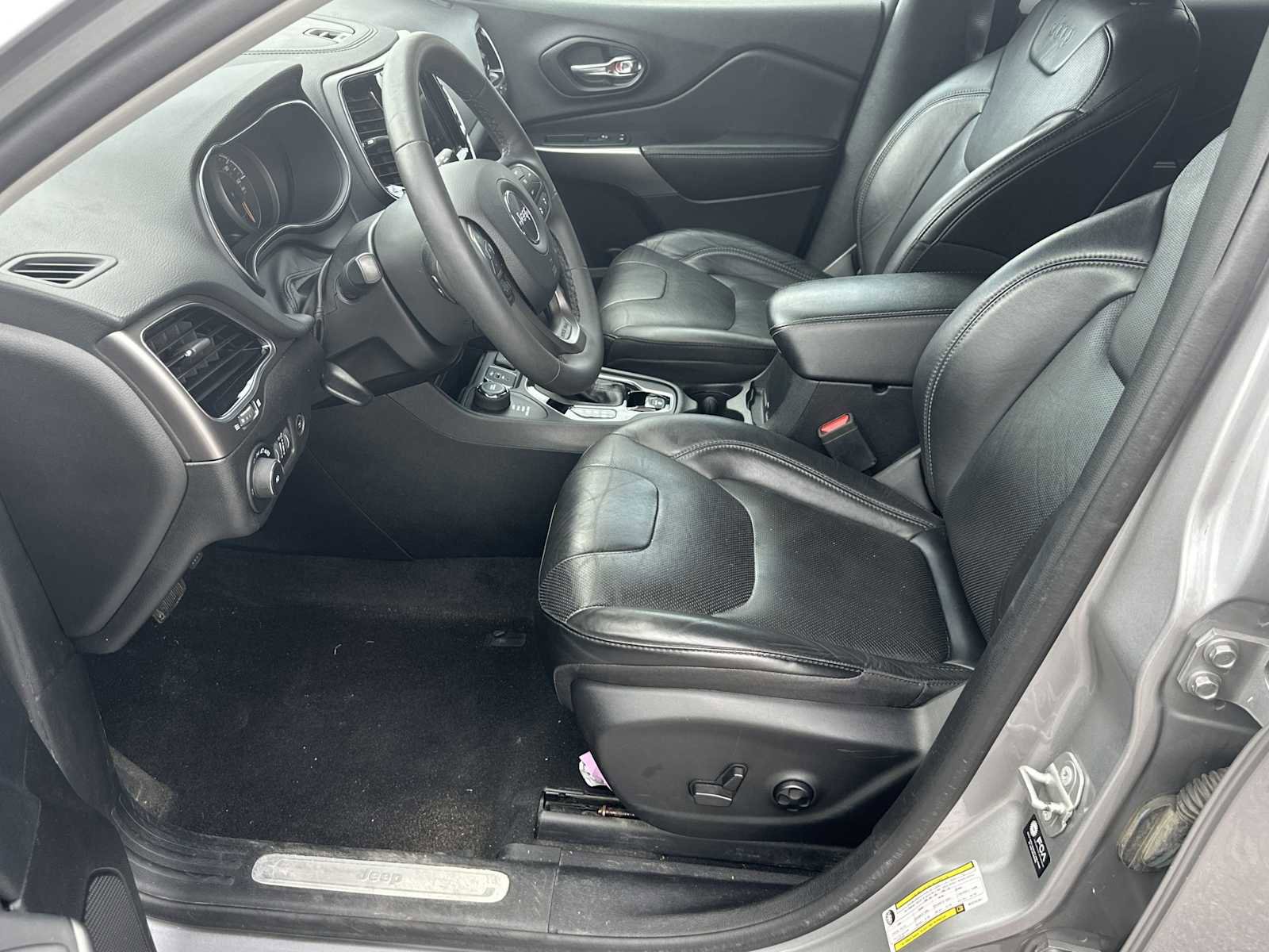 Used 2021 Jeep Cherokee Limited image 9