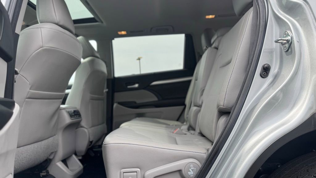 Used 2017 Toyota Highlander XLE AWD/4WD image 19