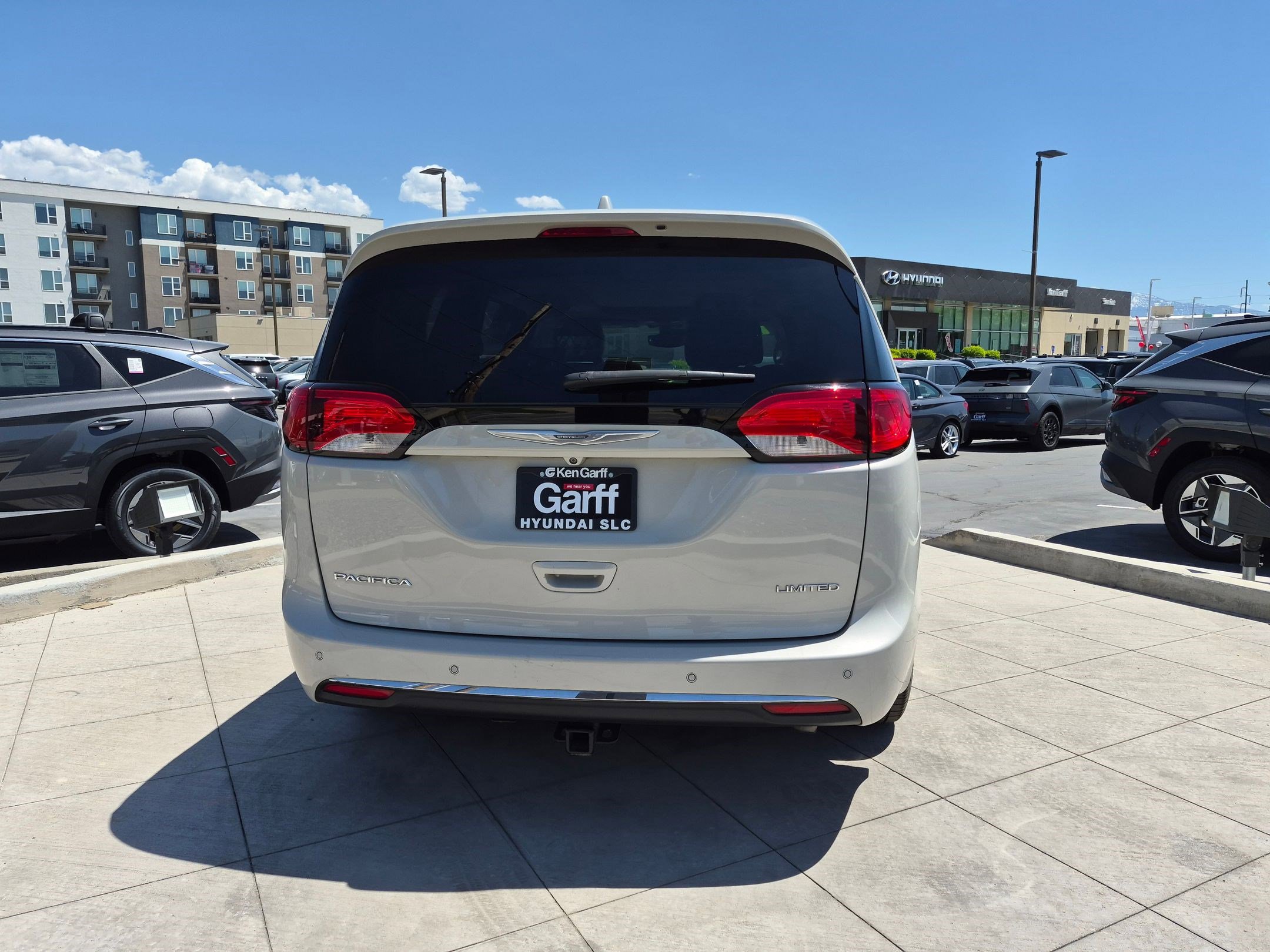 Used 2017 Chrysler Pacifica Limited w/ UConnect Theater Package FWD image 5