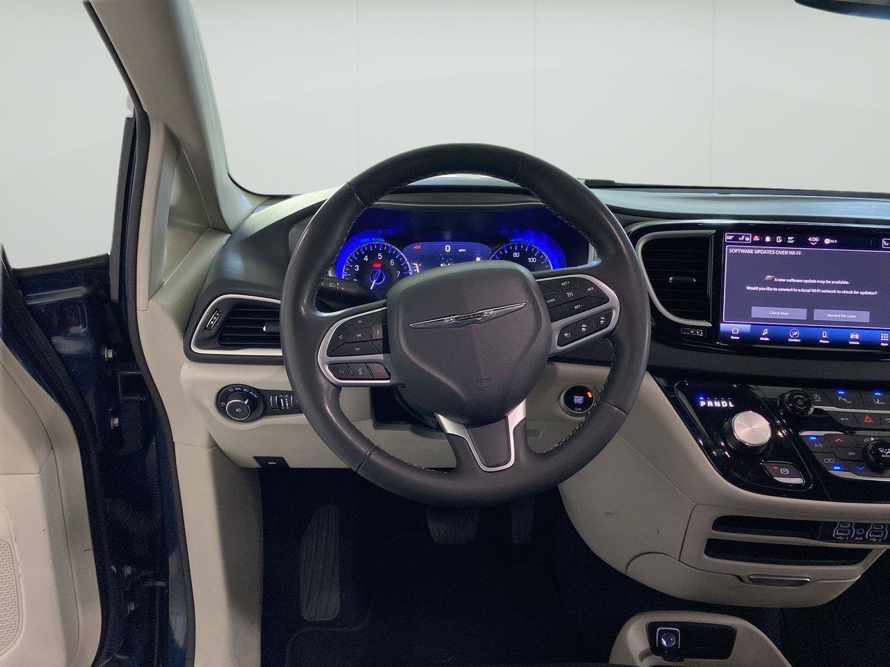 Used 2023 Chrysler Pacifica Touring-L FWD image 19