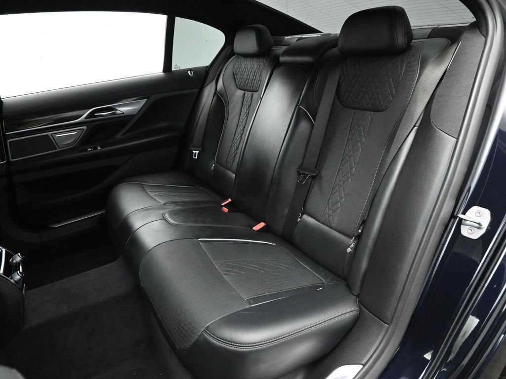 Used 2019 BMW 750i image 16